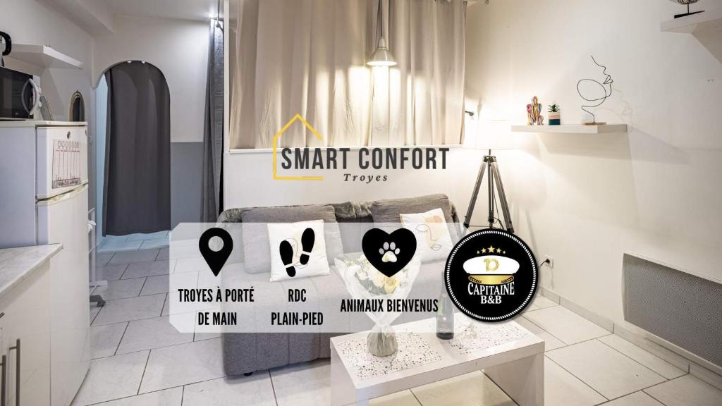 une cuisine avec affichage de contenu intelligent dans une pièce dans l'établissement Smart Confort 9 - Appartement confort et stylé, à Troyes