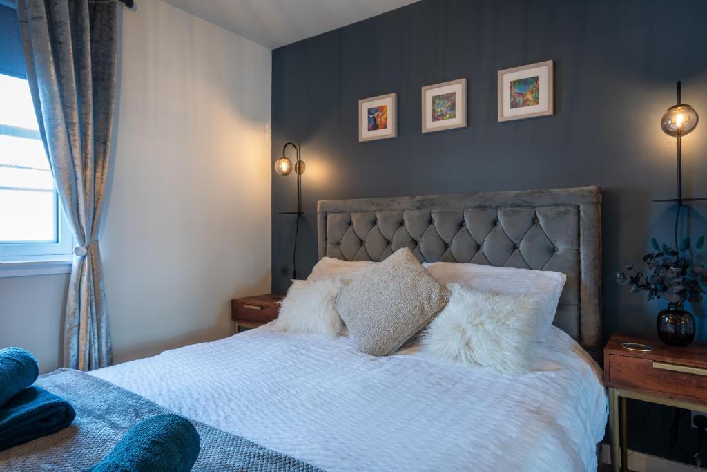 una camera da letto con un letto con cuscini sopra di Central-1Bed Flat-Free Parking ad Aberdeen