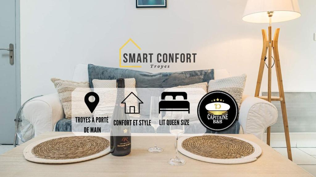 una mesa con 2 almohadas en la parte superior de un sofá en Smart Confort 14 - Appartement confort et stylé, en Troyes