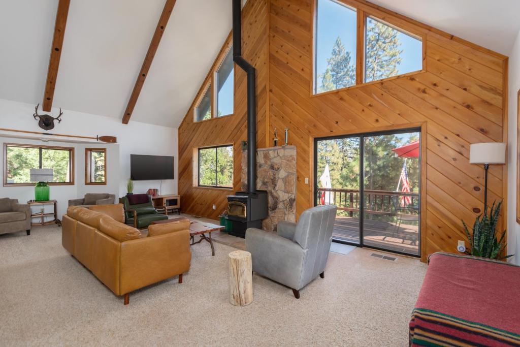 uma sala de estar com um sofá e cadeiras e uma lareira em Sierra Retreat em Arnold