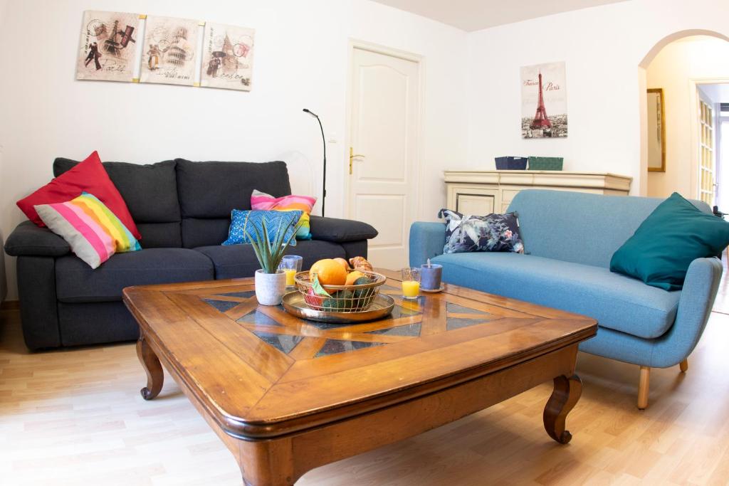 uma sala de estar com uma mesa de centro e um sofá em Kasa Jura 2 - Centre ville - Proche pistes de ski em Saint-Claude