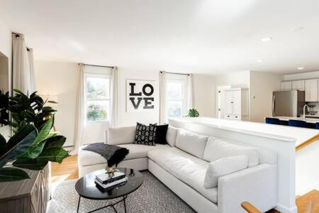 ein Wohnzimmer mit einer weißen Couch und einem Tisch in der Unterkunft Cape Escape - Springtime Golfing & Walk to The Bay! in Mashpee