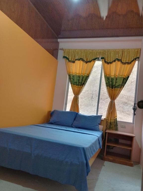 - une chambre avec un lit et une fenêtre dans l'établissement Centro Vacacional RECREASANA, à Puerto López