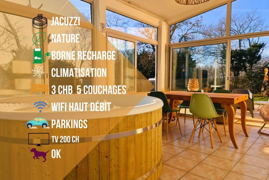 - un restaurant avec une table, des chaises et des fenêtres dans l'établissement Le Cottage Bien-Etre Jacuzzi Piscine Chauffée Privée du Tarn entre Toulouse et Albi & Les Cottages du Tarn, à Peyrole