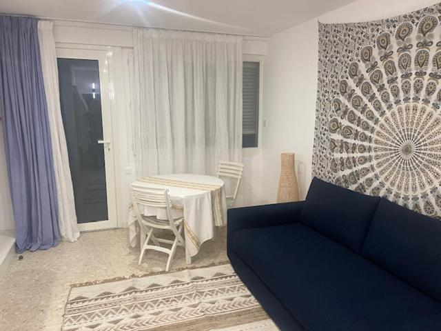 un salon avec un canapé bleu et une table dans l'établissement ULYSSE, à Canet