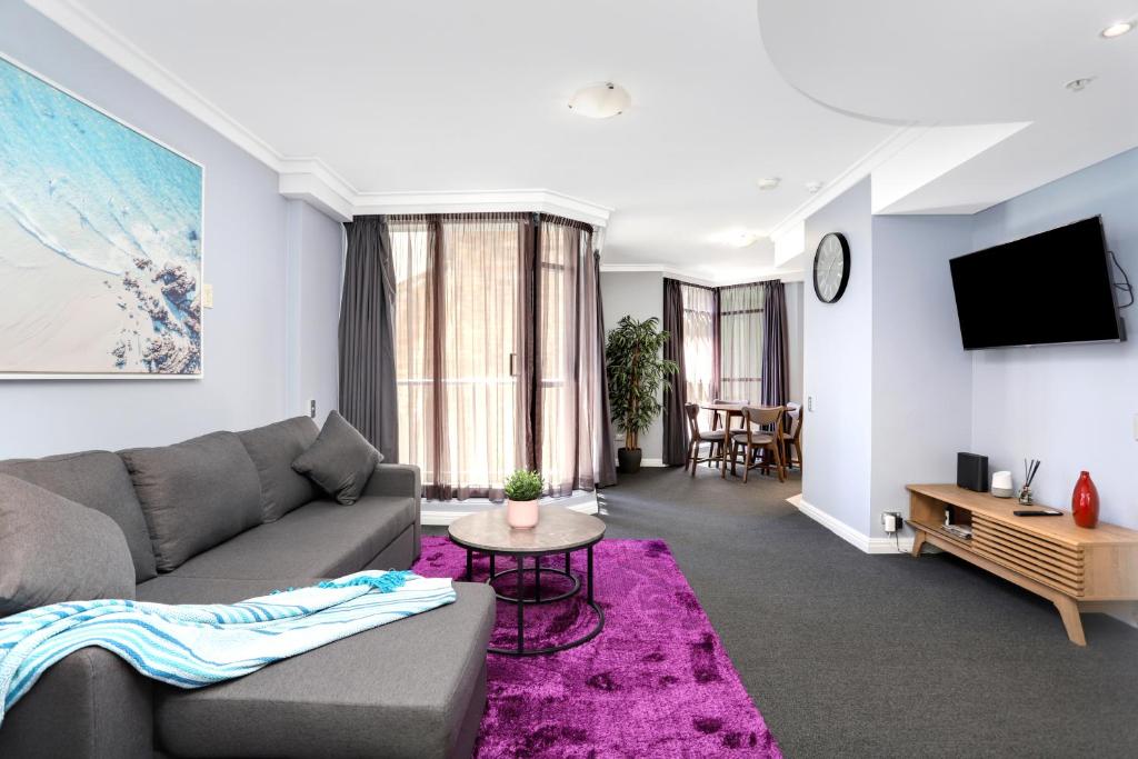 O zonă de relaxare la LuxLiving Sydney CBD 2 BEDs Luxury Modern Apartment