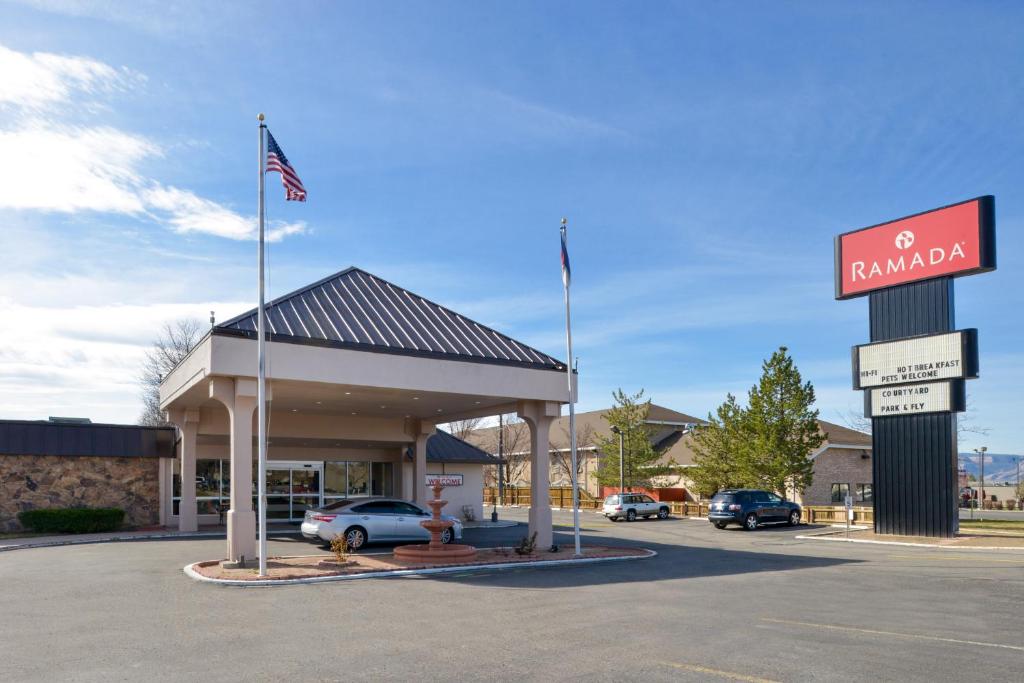 een mobil tankstation met een bord op een parkeerplaats bij Ramada by Wyndham Grand Junction in Grand Junction