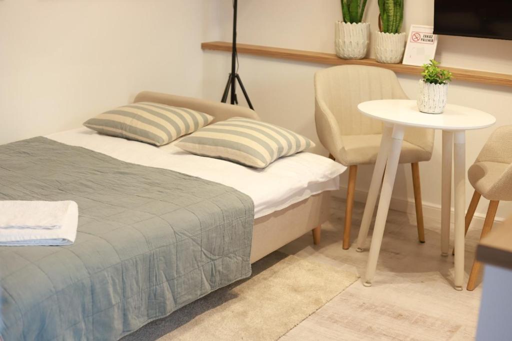 Ένα ή περισσότερα κρεβάτια σε δωμάτιο στο 2 Apartament Miętowy Rumianek