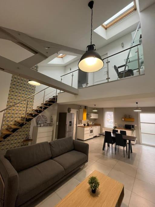 un salon avec un canapé et une table dans l'établissement La maison du bonheur 70 m², à Saint-Amand-les-Eaux