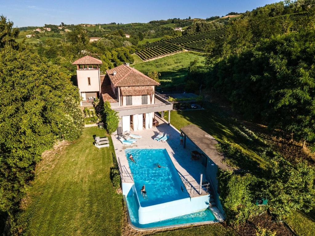Bazén v ubytování Villa Architetti Piemonte, Entire Private Villa with Infinity Pool and Poolhouse, 5 bedroom, six bathroom perfect for families and friends nebo v jeho okolí