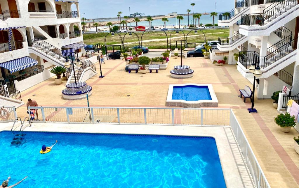 uma vista superior de uma piscina num hotel em Apartament z widokiem na morze Playa de Los Naufragos em Torrevieja