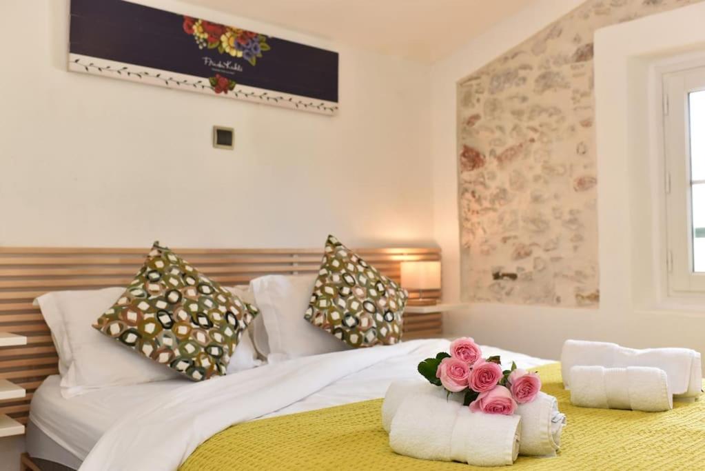Un dormitorio con una cama con flores. en LE PROVENCAL - Center old Antibes 1BR flat with AC, wifi en Antibes