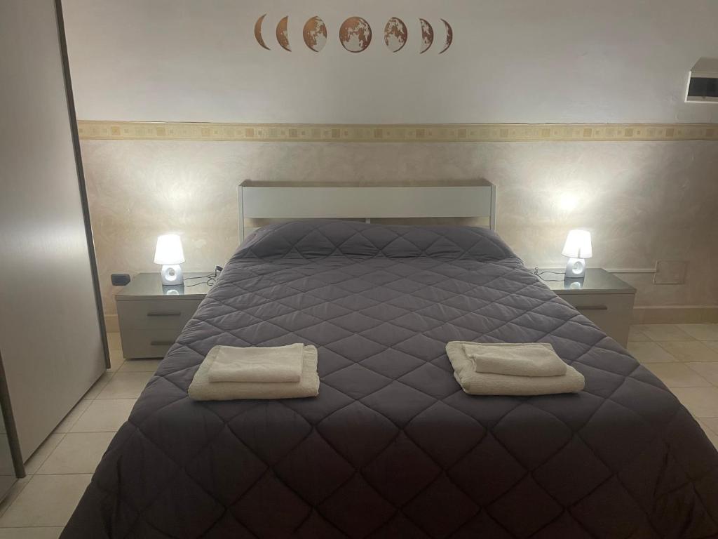 een slaapkamer met een bed met twee handdoeken erop bij La Dependance in Barletta