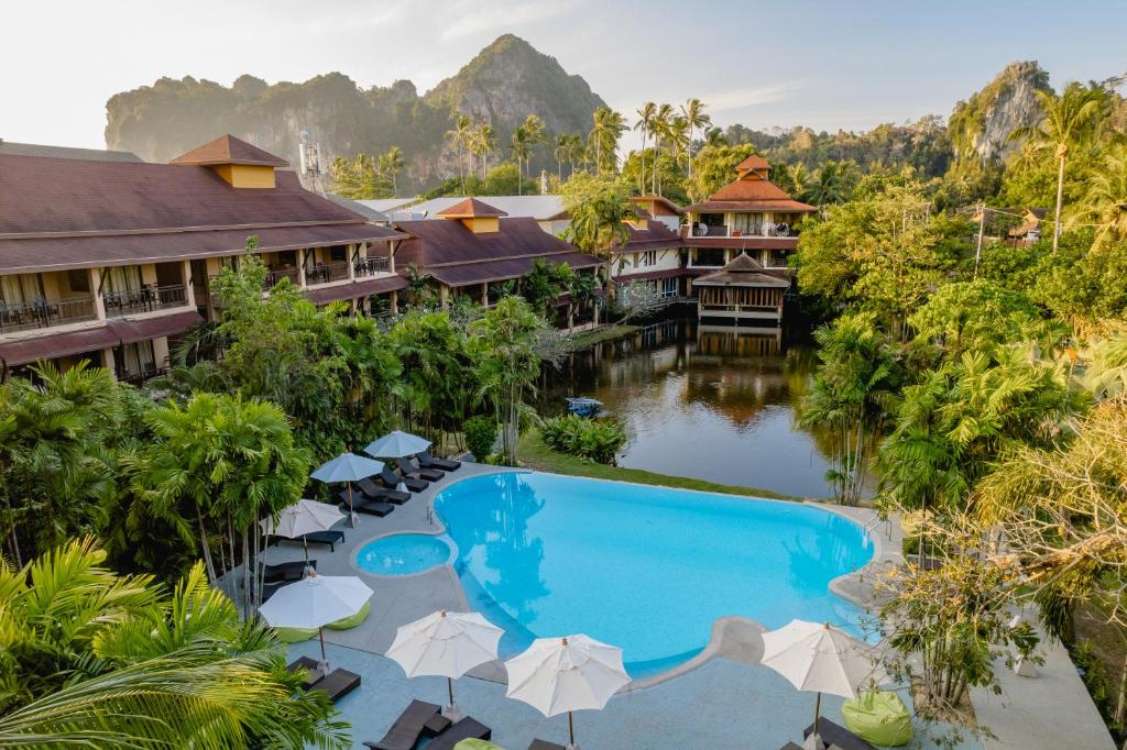 uma vista aérea de um resort com uma piscina em Railay Princess Resort & Spa em Railay Beach