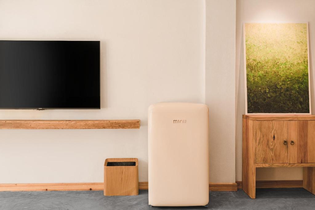 TV a/nebo společenská místnost v ubytování 肇兴溪舍山堂 Creekside Inn