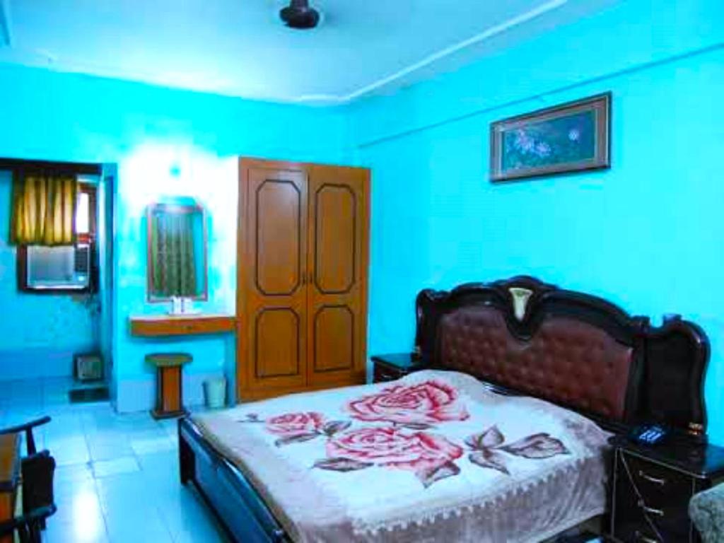 a bedroom with a bed with blue walls at Hotel Viren Plaza Inn Agra in Agra