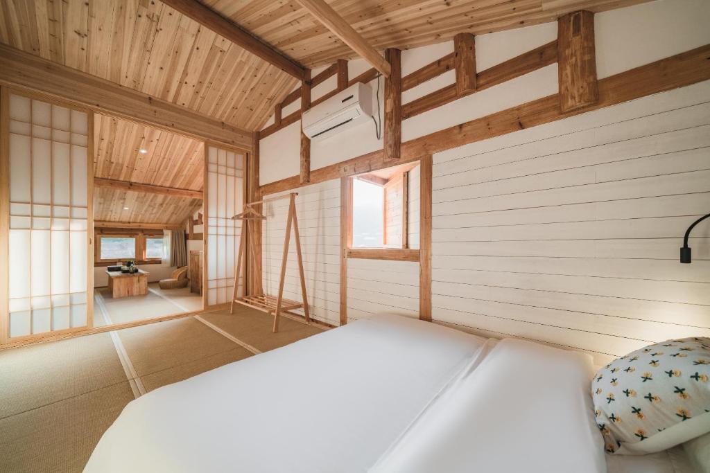 Postel nebo postele na pokoji v ubytování 肇兴溪舍山堂 Creekside Inn
