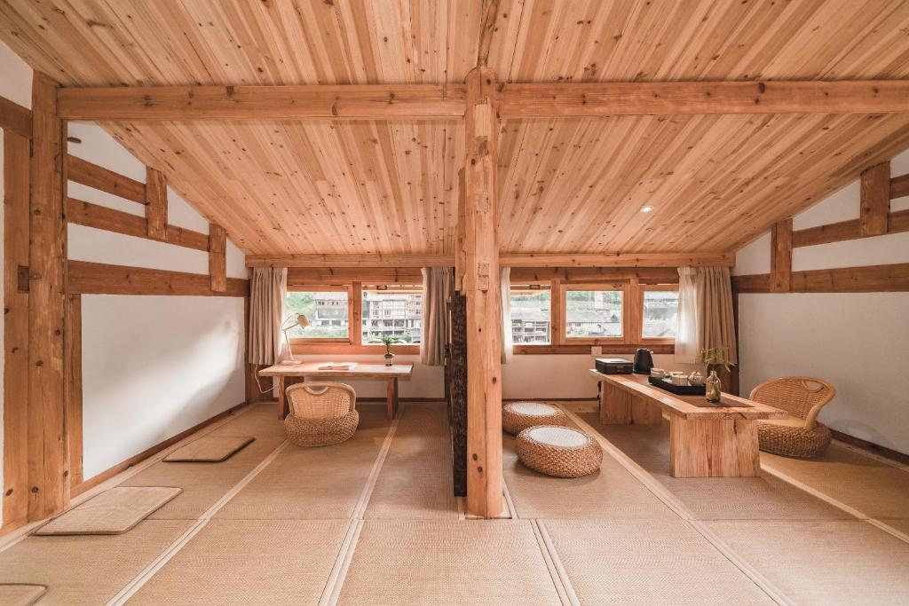 Posezení v ubytování 肇兴溪舍山堂 Creekside Inn
