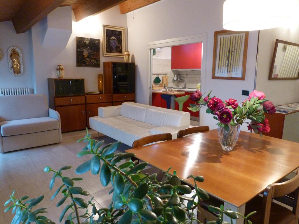a living room with a table with flowers on it at Alloggio turistico a Ravenna in Ravenna