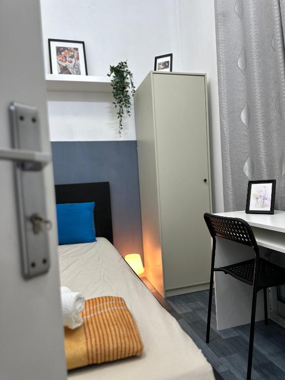 Postel nebo postele na pokoji v ubytování Partition Room 5 Mins to Mashreq Metro