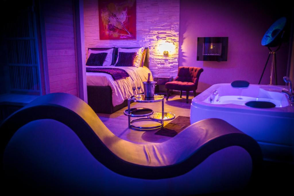 Postel nebo postele na pokoji v ubytování Suite Romantique & Spa