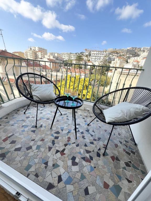 deux chaises et une table sur un balcon avec vue dans l'établissement MJ-SELECT - Gambetta 4 pers Terrace CLIM, à Nice