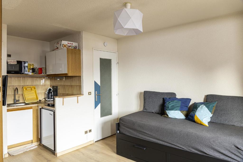 Ce petit appartement comprend un lit et une cuisine. dans l'établissement Pont du Verdon - 207 - Vue montagne 4 pers, à La Foux