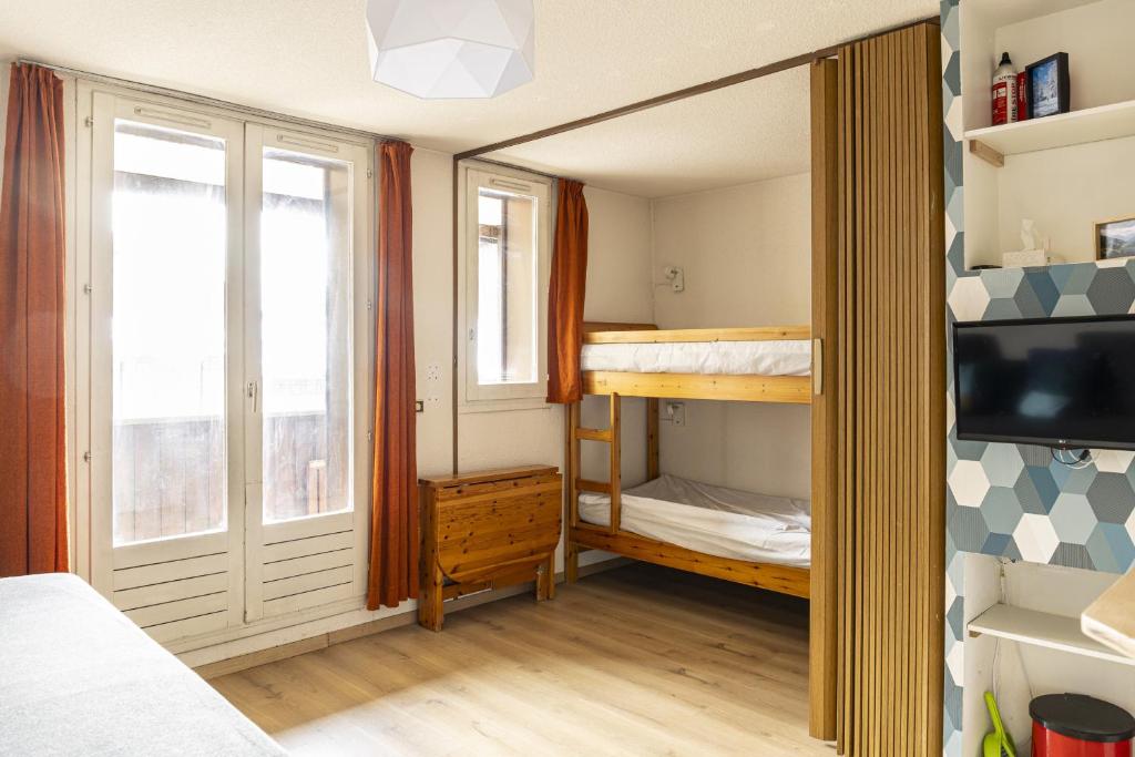Cette petite chambre dispose de lits superposés et d'une télévision. dans l'établissement Pont du Verdon - 207 - Vue montagne 4 pers, à La Foux