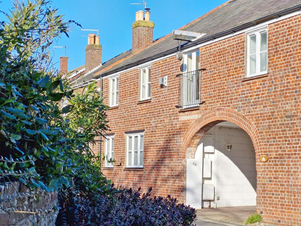 a red brick house with a white garage at The Old Sail Loft - Emsworth in Emsworth