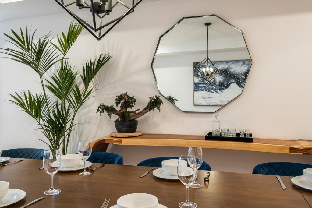 comedor con mesa y espejo en Verbier 1-103 / Vast & Luxurious 3 bedroom, en Mont-Tremblant