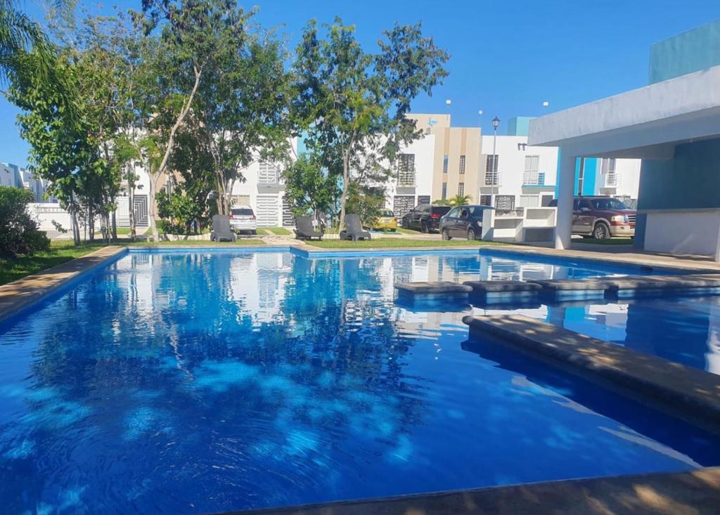 普拉亚卡门Flor de Lantana的蓝色建筑中的游泳池