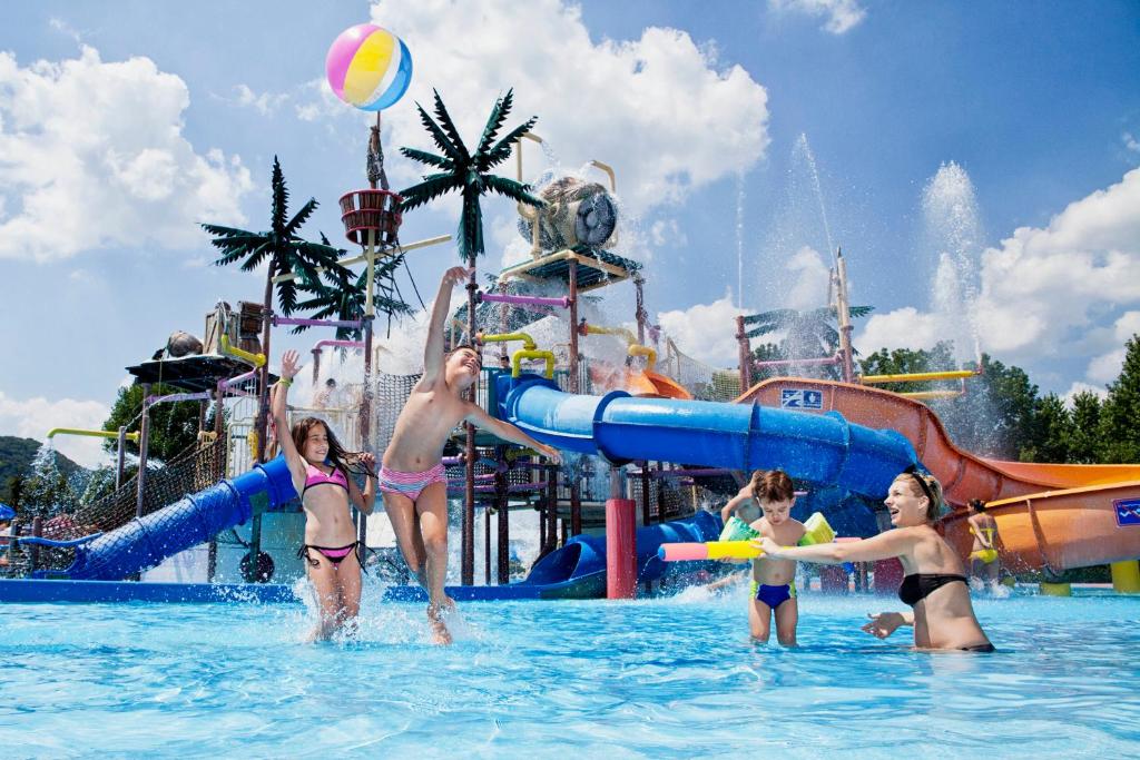 Bazén v ubytování Glamping Terme Čatež nebo v jeho okolí