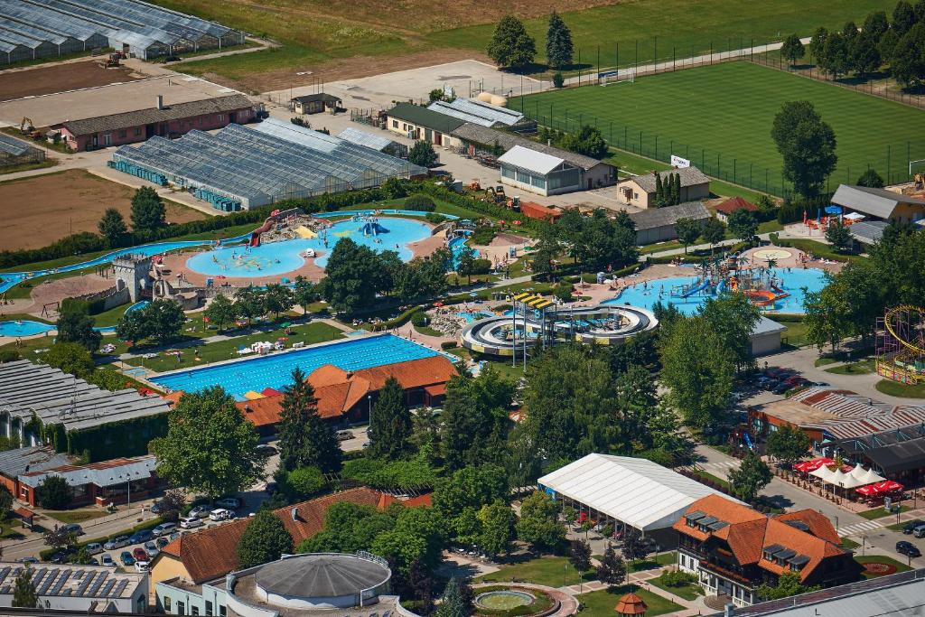 Bazén v ubytování Glamping Terme Čatež nebo v jeho okolí