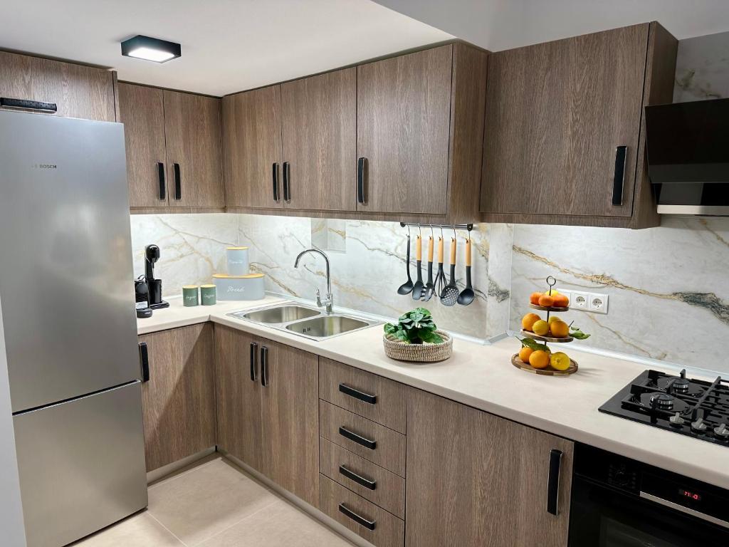 Кухня или мини-кухня в Anemos Villa Stegna
