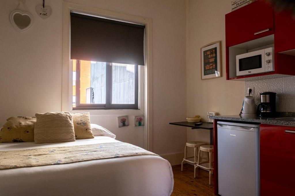 una camera con letto e finestra e una cucina di À Francos Love Lair a Porto