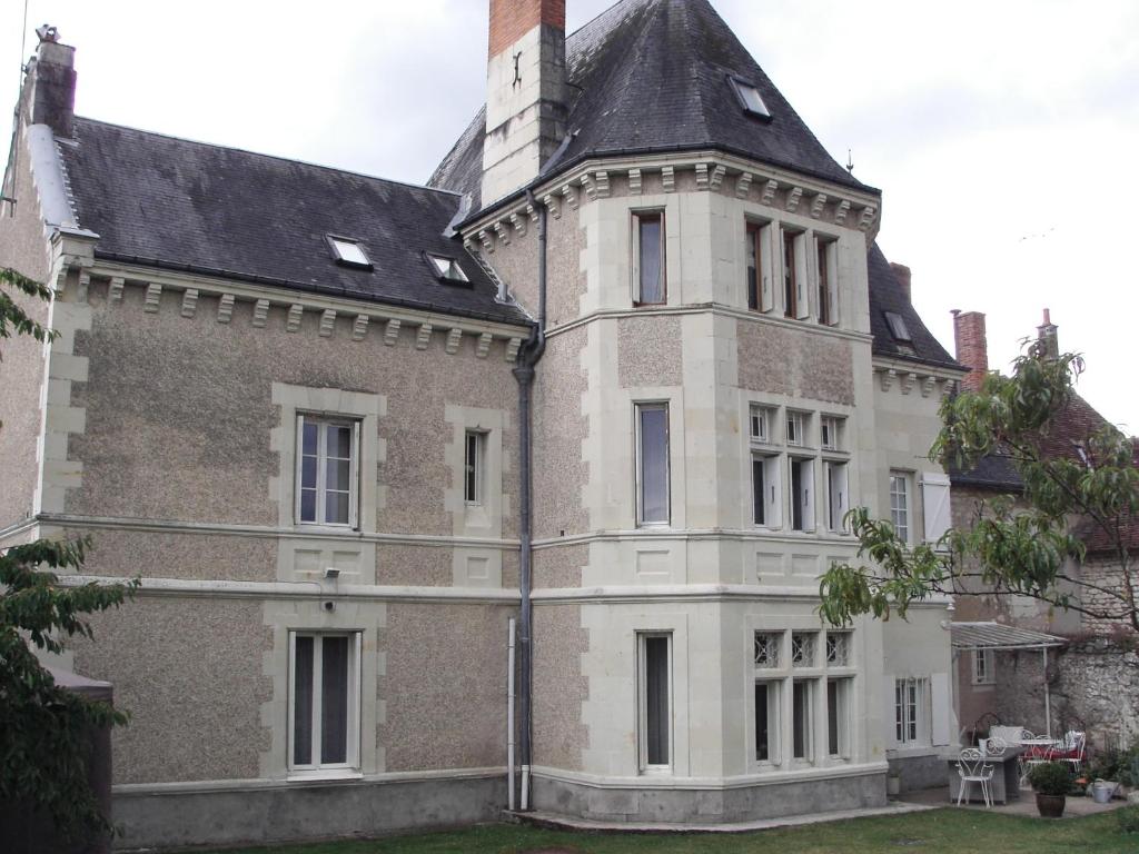 un vecchio edificio con una torre sopra di La Tourelle des Echelles a Lésigny
