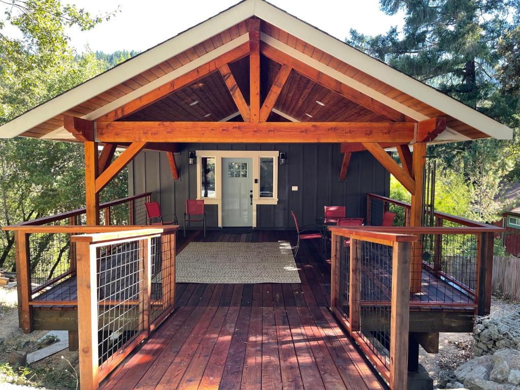 une terrasse en bois avec un couvercle sur une maison dans l'établissement Avenue of the Giants Pepperwood Place (#2), 