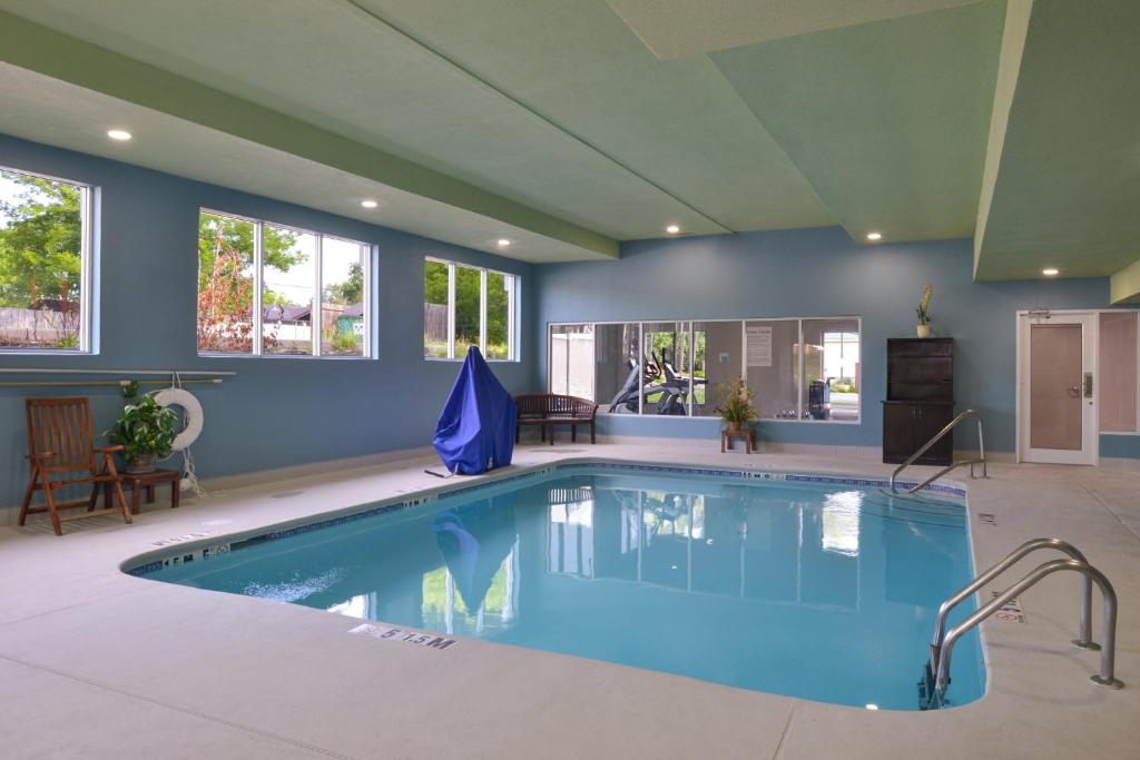a large swimming pool in a house with blue walls at Holiday Inn Express & Suites Chattanooga - East Ridge by IHG in Chattanooga