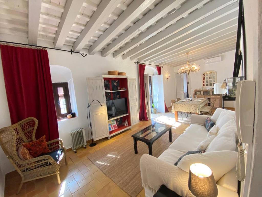 奇皮奧納的住宿－La Casa de Albahr，客厅配有白色的沙发和椅子