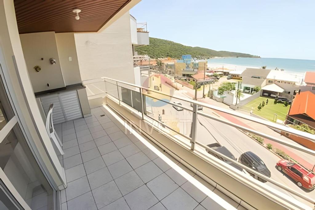 een balkon met uitzicht op de oceaan bij Lindo apartamento com vista mar frente a avenida in Bombinhas