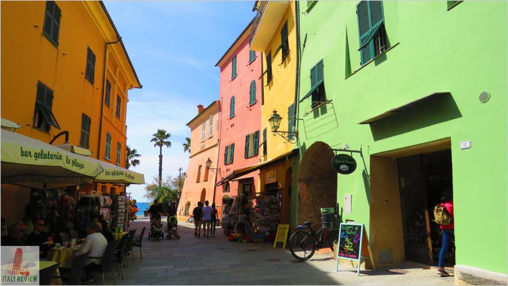 サン・ロレンツォ・アル・マーレにあるA cà du mégu; charme a 100 mt dal mareの色鮮やかな建物や人々が座る道