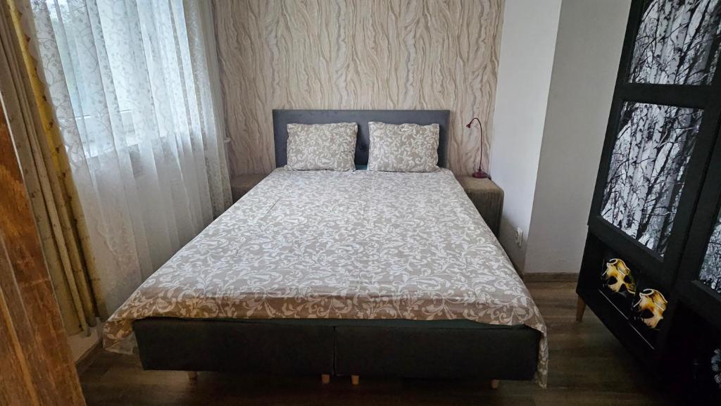 グダニスクにあるApartament Góralskaのベッドルーム1室(ブルーヘッドボード付きのベッド1台付)