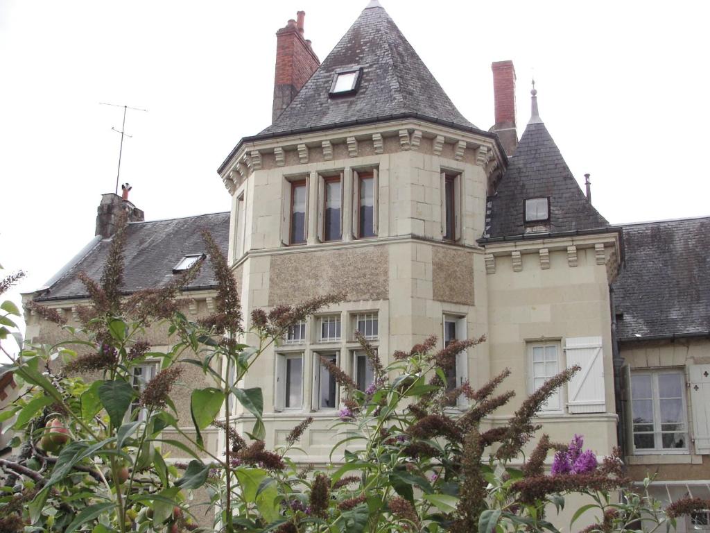 an old house with a turret on top of it at La Tourelle des Echelles in Lésigny