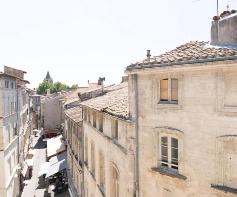 einen Blick über eine Stadtstraße mit Gebäuden in der Unterkunft Appartement cœur du centre-ville in Avignon