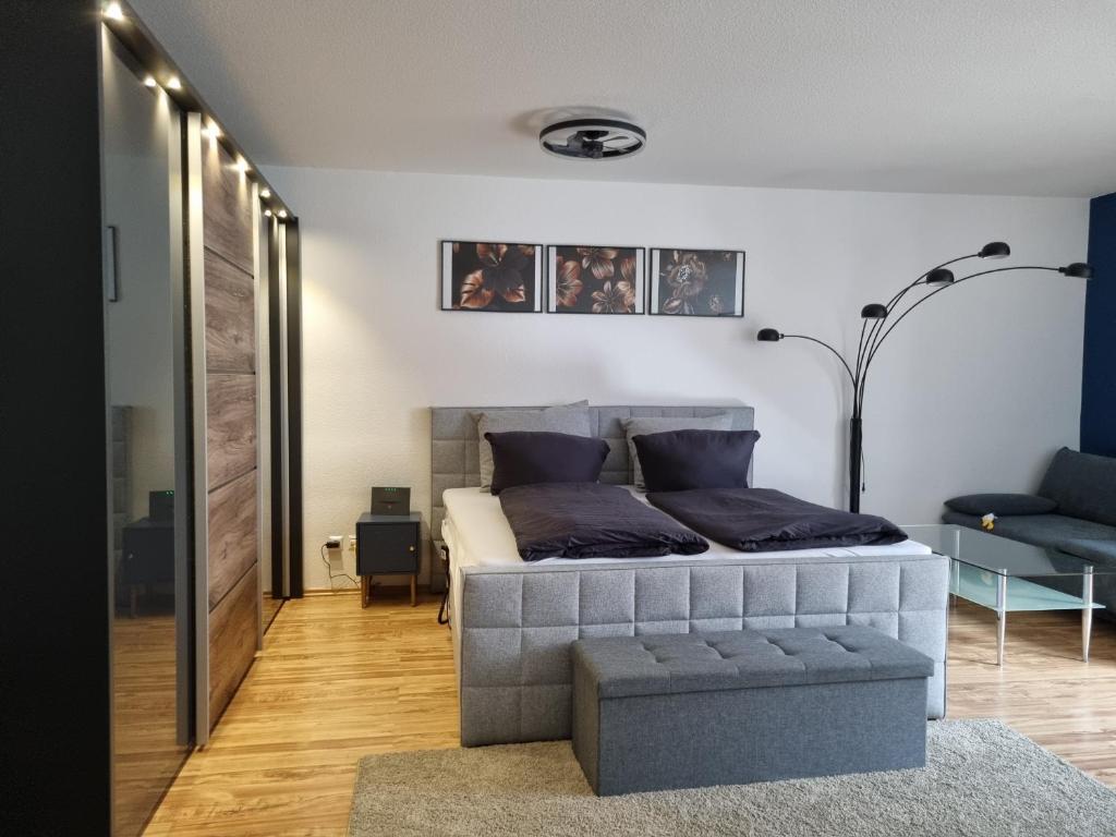 sypialnia z łóżkiem i kanapą w obiekcie Frankfurt City Apartment w Frankfurcie nad Menem