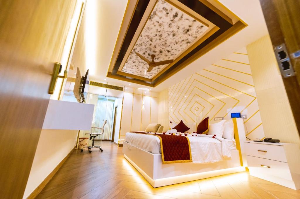 1 dormitorio con 1 cama con una pintura en la pared en Hotel ROYAL STAY en Thanjāvūr