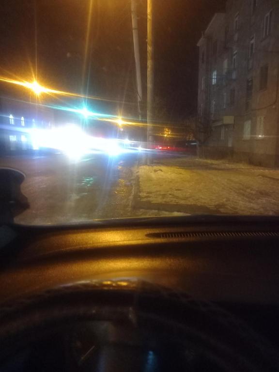 - une vue sur une rue de la ville avec des voitures la nuit dans l'établissement VM, à Gyumri