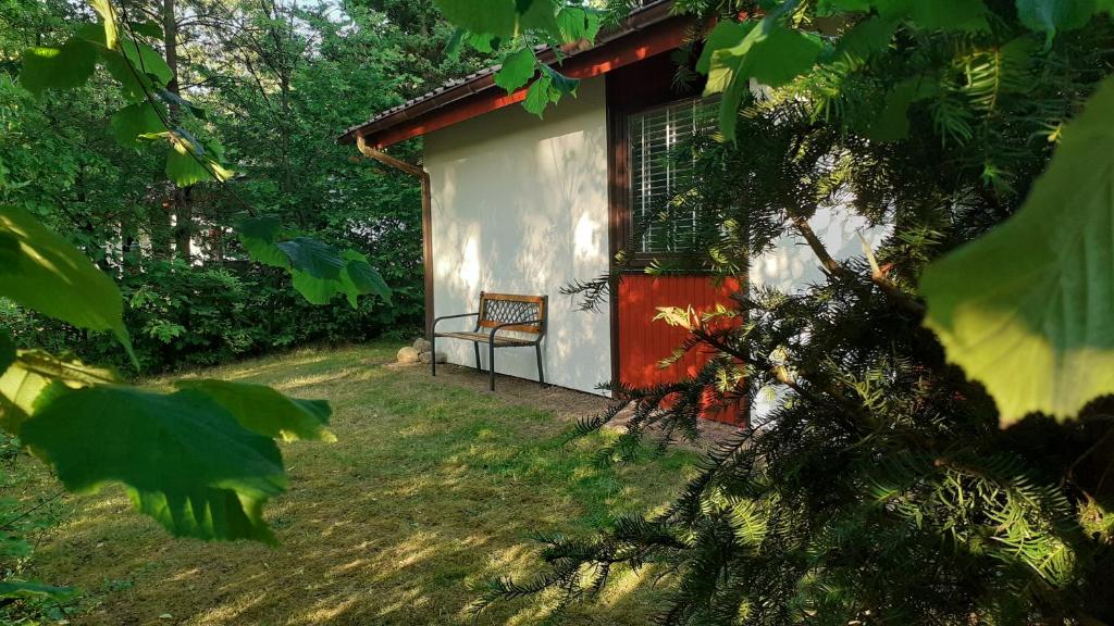 una sedia seduta fuori da una piccola casa di Ferienhaus Uelsen a Uelsen