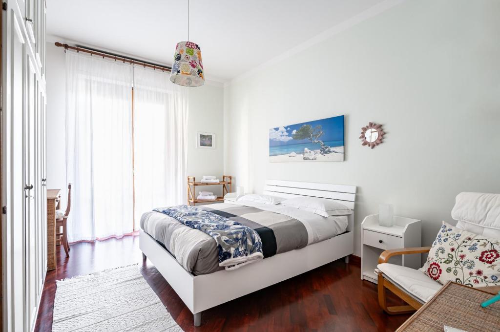 Habitación blanca con cama y sofá en Visarno & University Roomy Flat x6 with Parking en Florencia