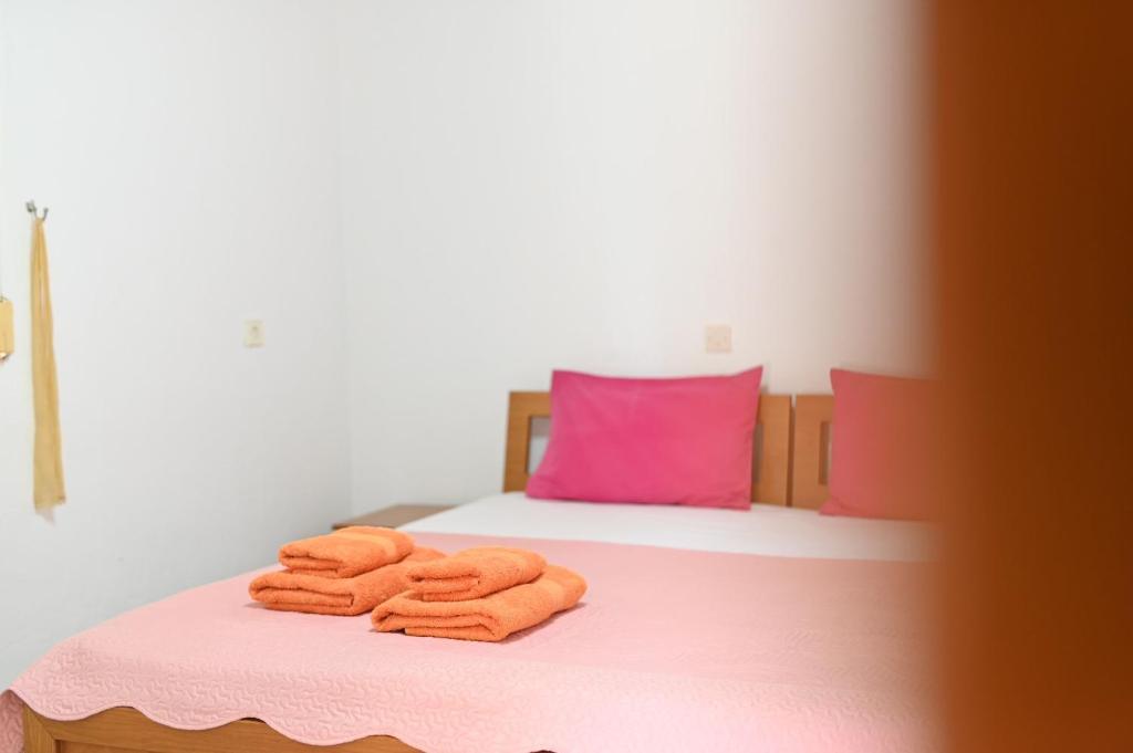 A bed or beds in a room at Guesthouse Agnandi